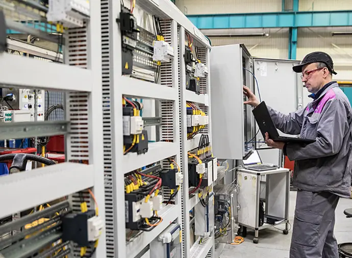 Aydın’da gerçekleştirilen endüstriyel saha montajı çalışması. Pano bağlantıları, sensör kablolama ve otomasyon test süreçleri HB Otomasyon mühendisleri tarafından yürütülür.